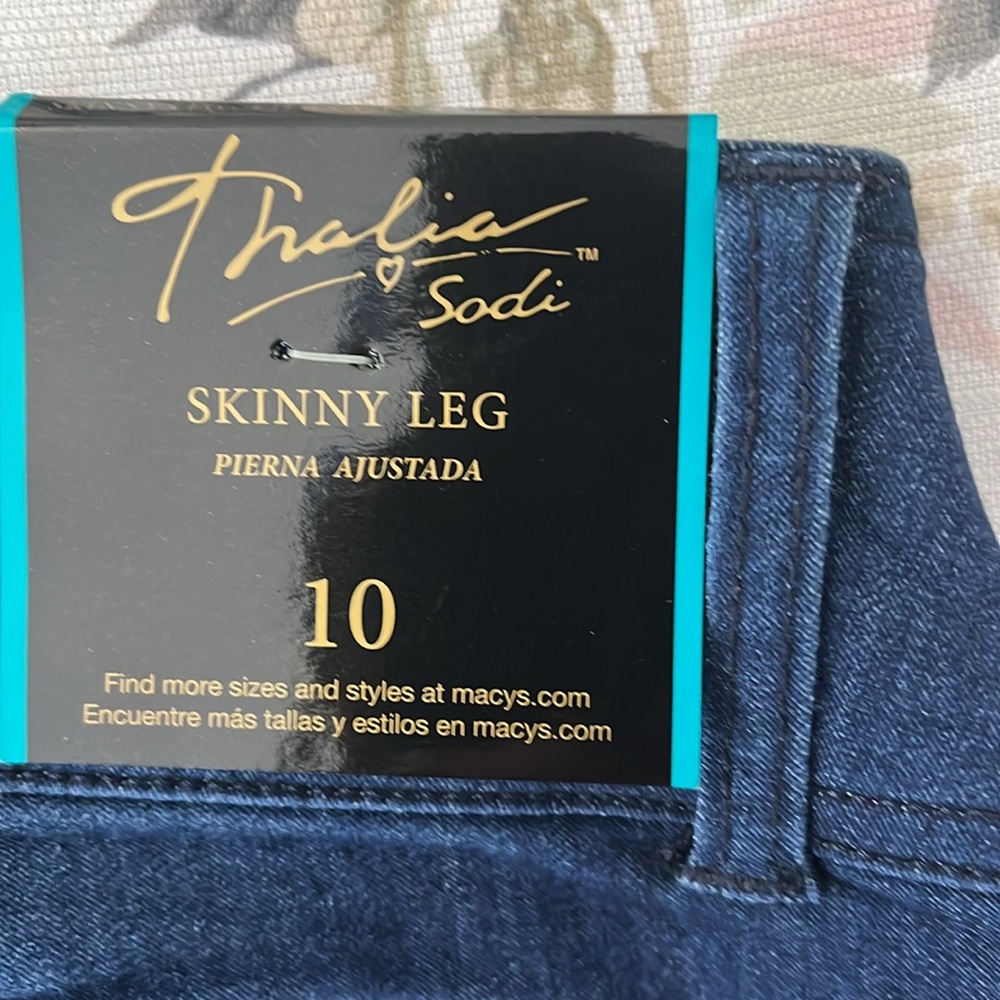 NWT Thalia Sodi stetch jeans size 10 figure flattering. - Picture 6 of 10